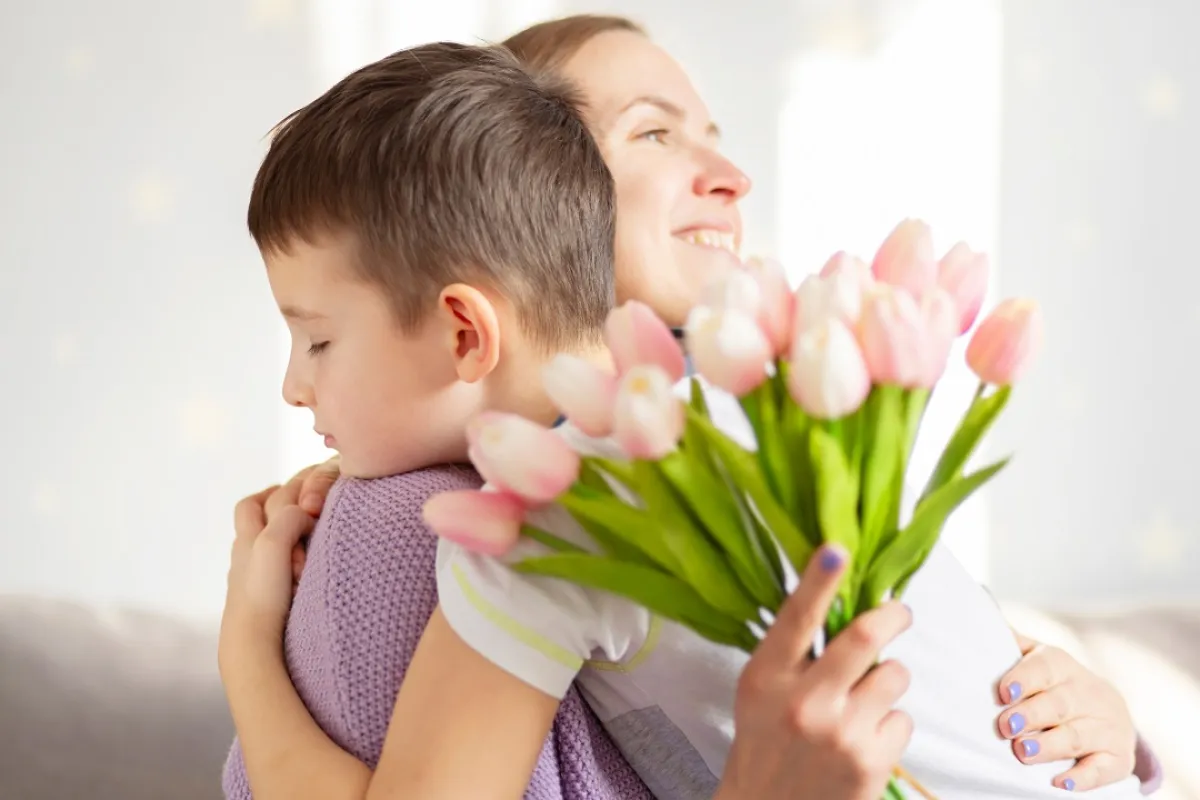 صورة لطفل يعانق أمه