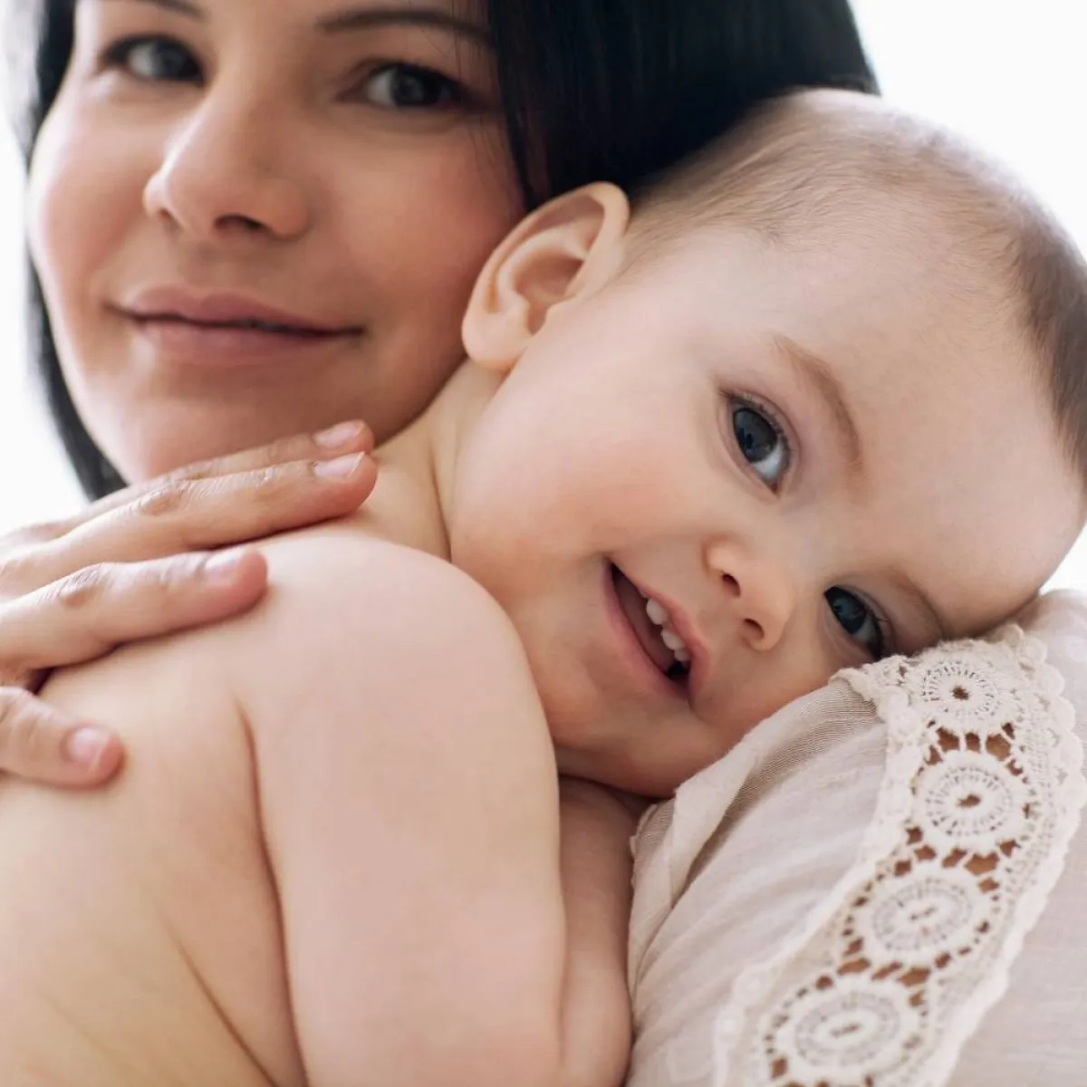 صورة لأم تحتضن طفلها