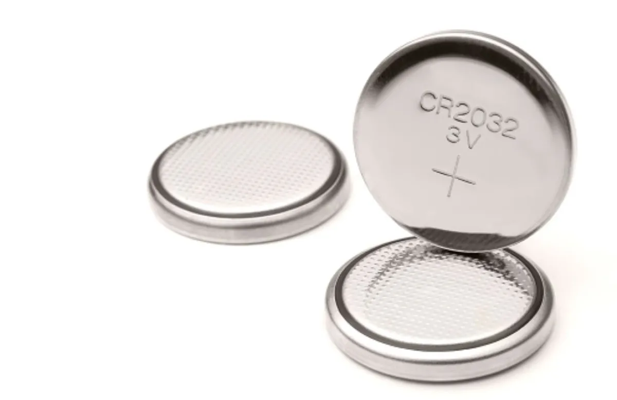 "المواصفات السعودية" تحذّر من خطر بطاريات الألعاب على الأطفال