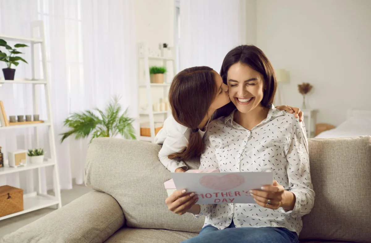 صورة لفتاة مع أمها