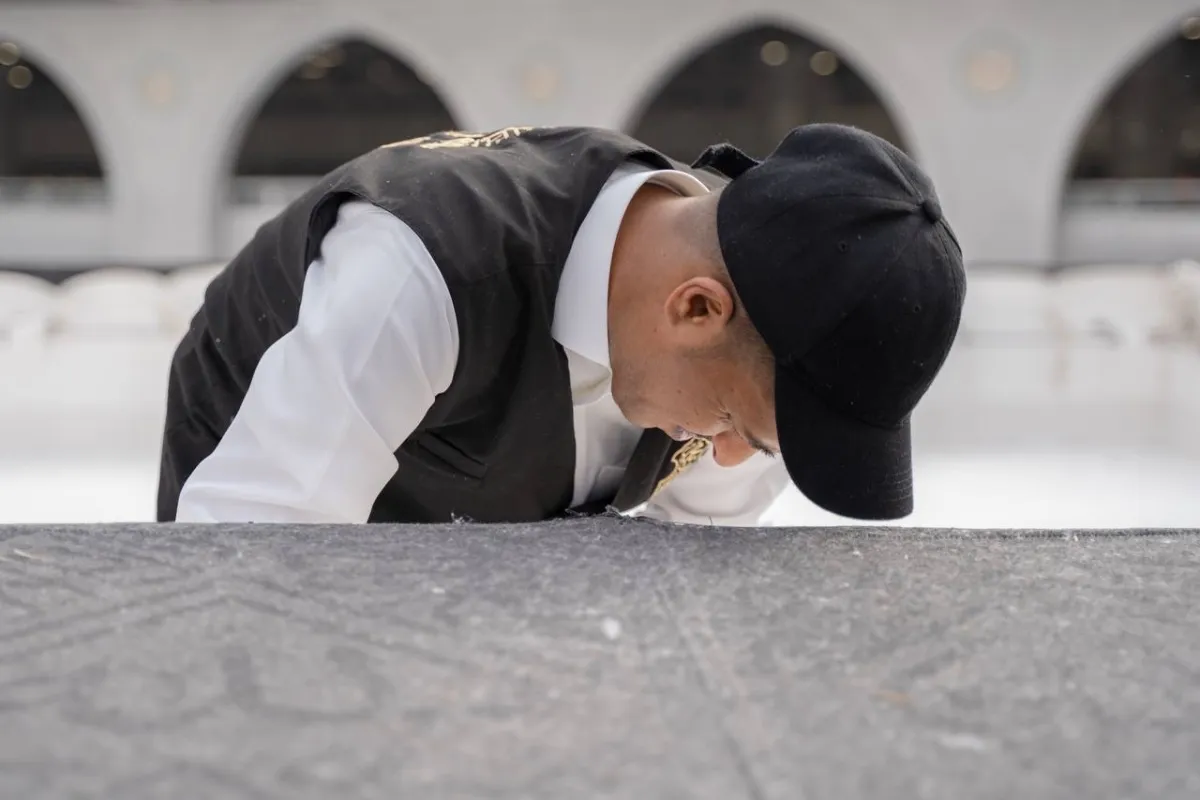  يتم تفقد ثوب الكعبة المشرفة بشكل يومي. الصورة من الرئاسة العامة لشؤون الحرمين