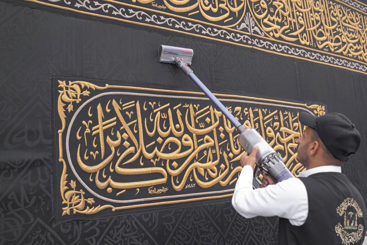  أحدث التقنيات وأفضل المواد بالمواصفات العالمية في تنفيذ أعمال صيانة كسوة الكعبة المشرفة. الصورة من الرئاسة العامة لشؤون الحرمين