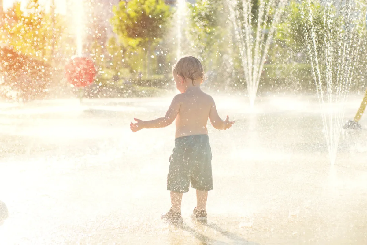 صورة طفل يلعب بالماء