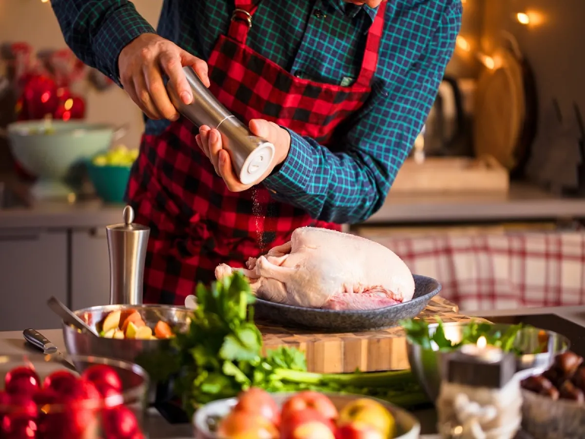 طاهٍ يقوم بتحضير الطعام في المنزل للتحكم في نسبة الملح (المصدر: Adobe.Stock)