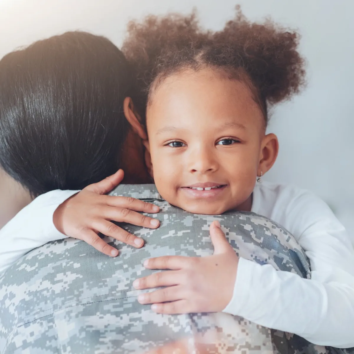 صورة لطفلة سعيدة في حضن أمها