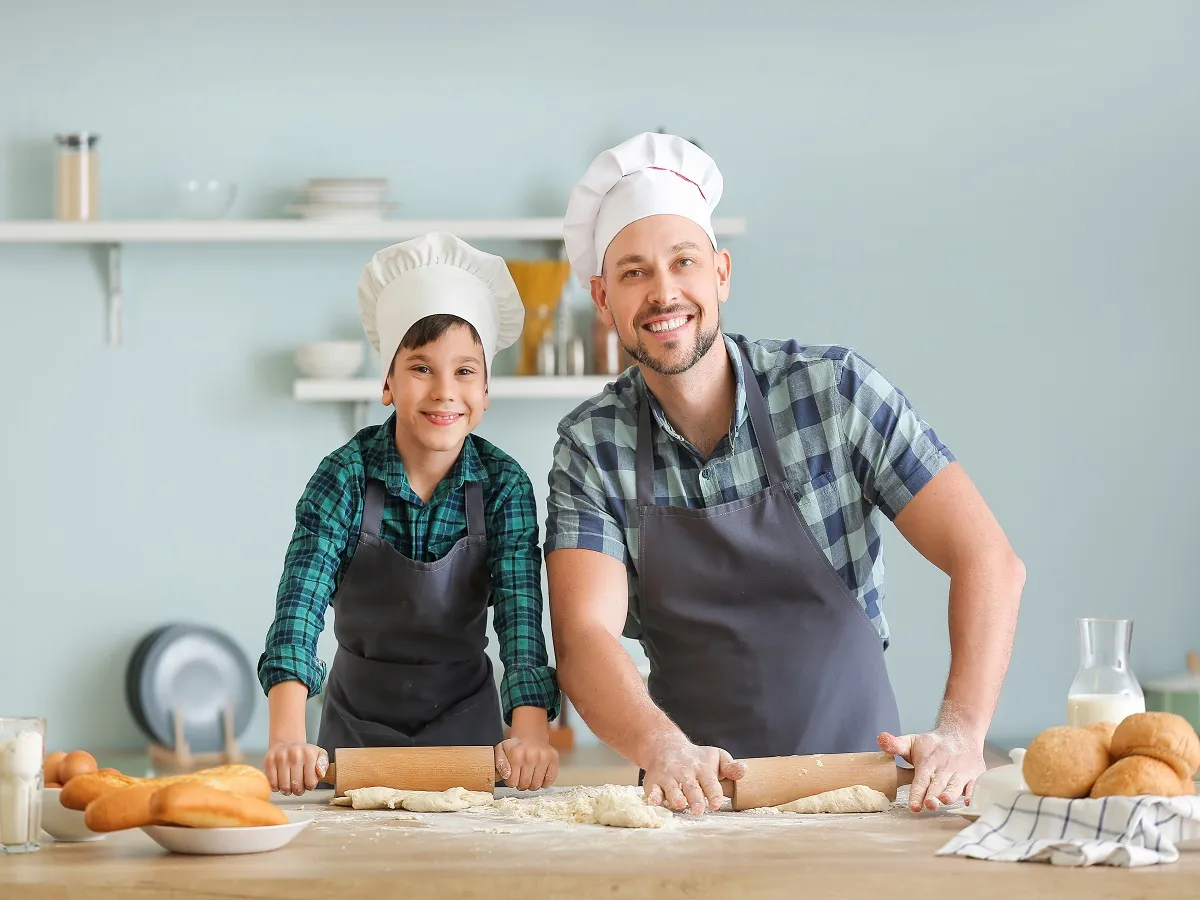 صورة لأب مع ابنه في المطبخ