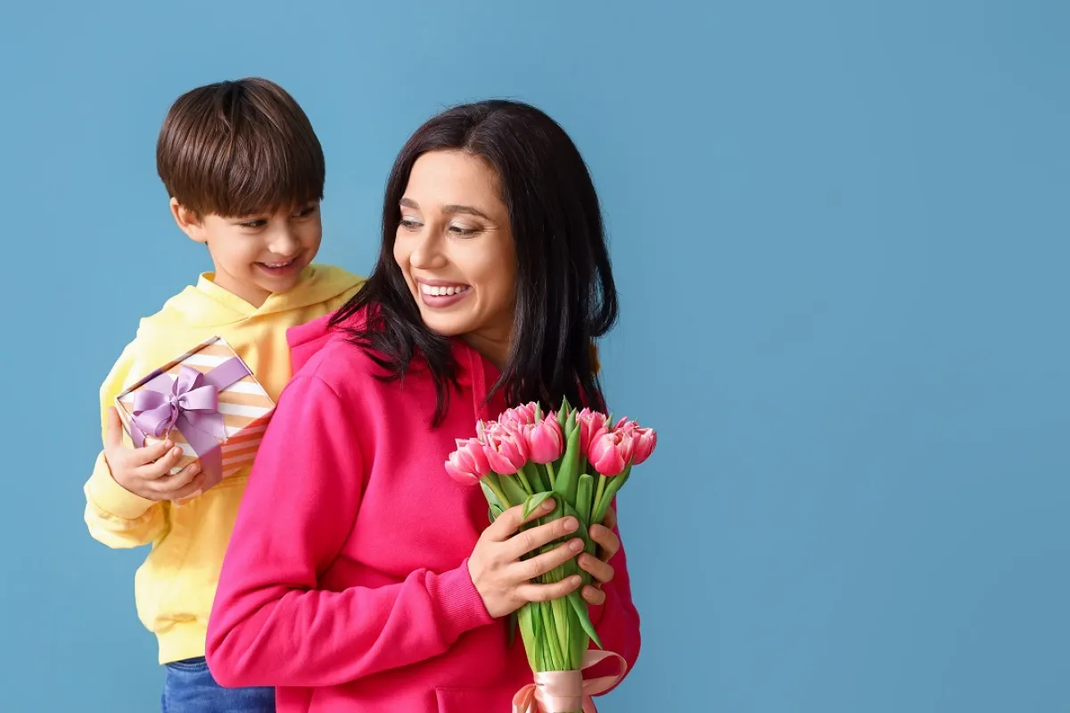 صورة لطفل يقدم هدية لوالدته