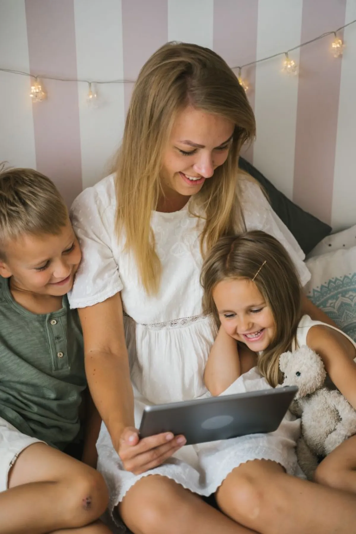 أم تجكي قصة لأولادها 