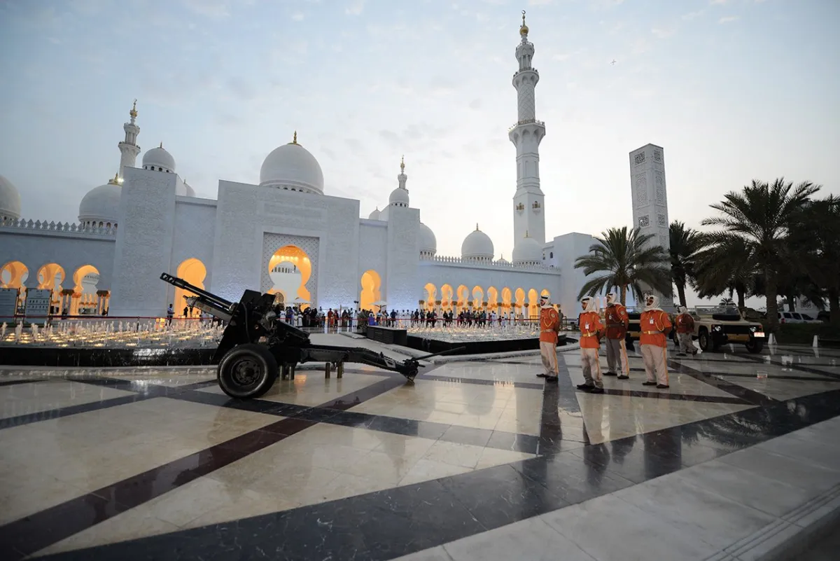 إحياء مدفع رمضان في إمارة أبوظبي. الصورة من حساب وزارة الدفاع على تويتر