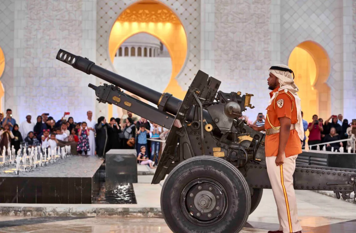  ستتواجد مدافع الإفطار في مدينة أبوظبي ومدينة العين ومدينة الظفرة ورأس الخيمة وأم قوين. الصورة من حساب وزارة الدفاع على تويتر