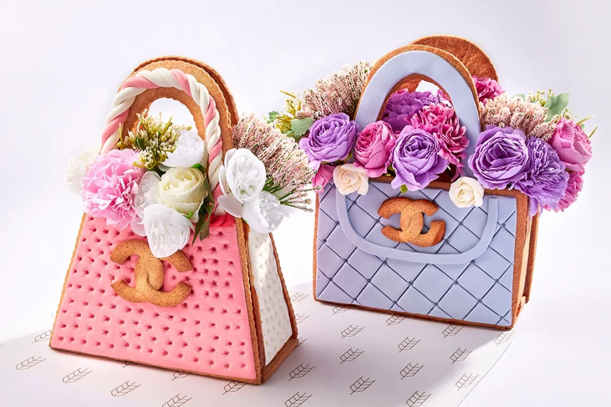 قوالب حلوى على شكل حقيبة ومزينة بالزهور الطبيعية