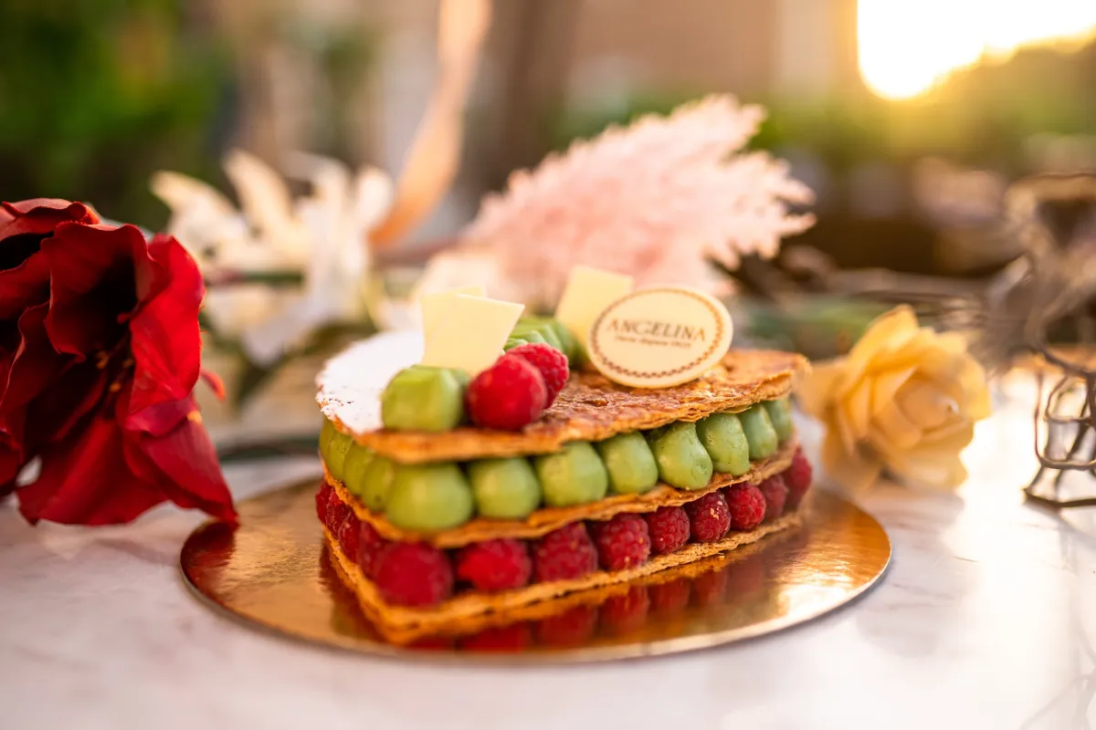 قالب من الكعكة الهشة مع الفستق والتوت والكريما