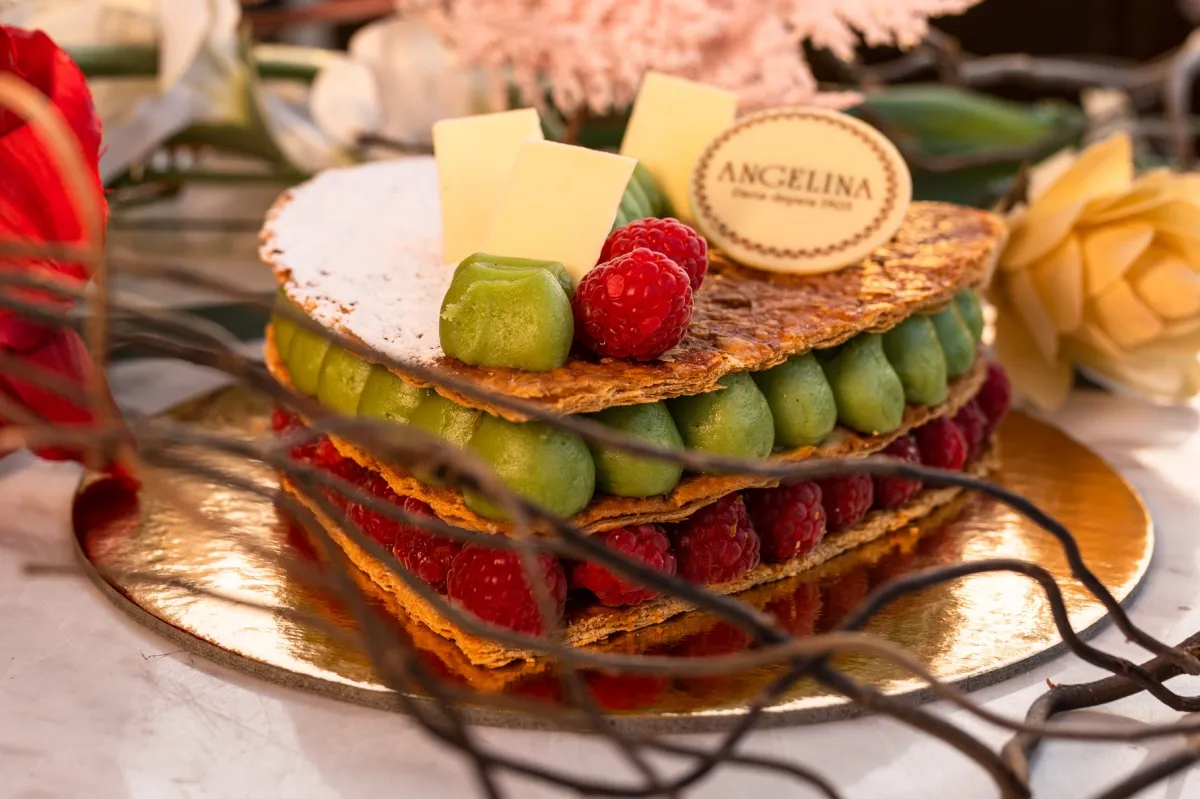 قالب من الكعكة الهشة على شكل القلب مع الشوكولا والفستق والتوت والكريما