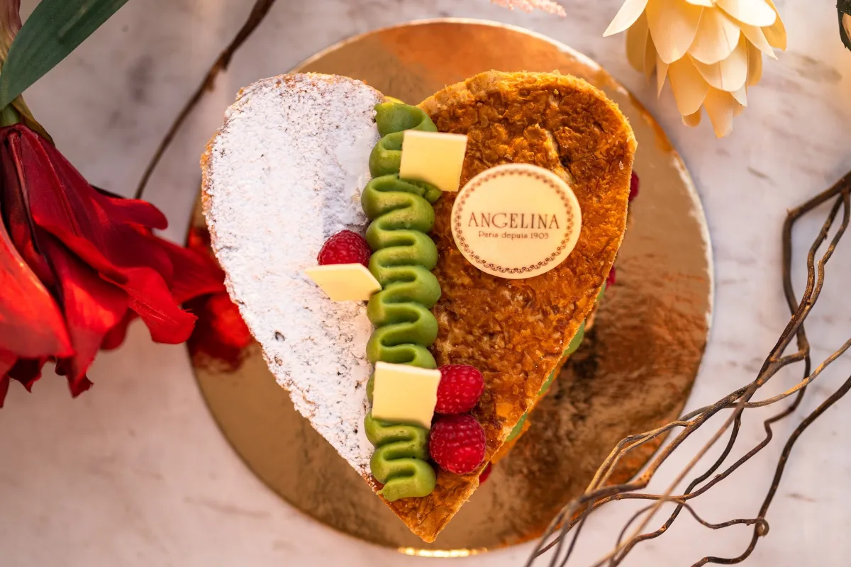 قالب من الكعكة الهشة على شكل القلب مع الفستق والتوت والكريما