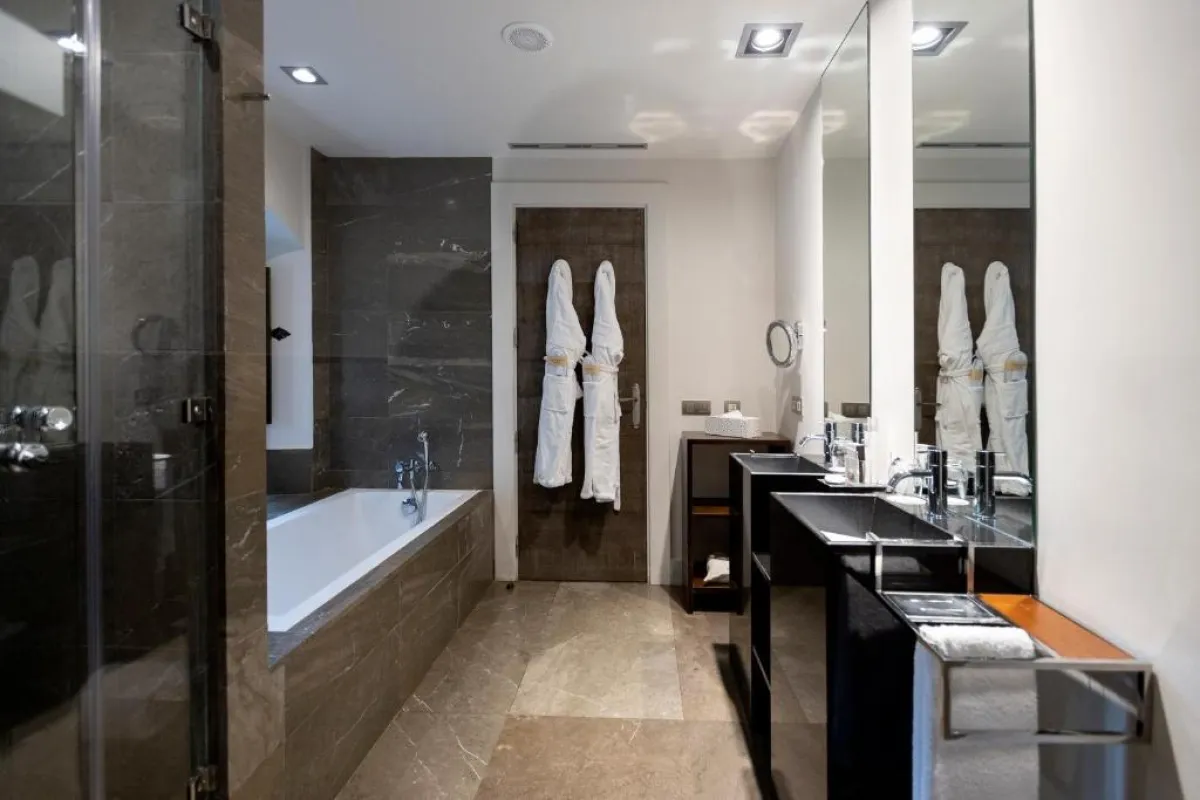 حمامات فخمة في غرف هوسبيس بالاسيو ديل بايليو