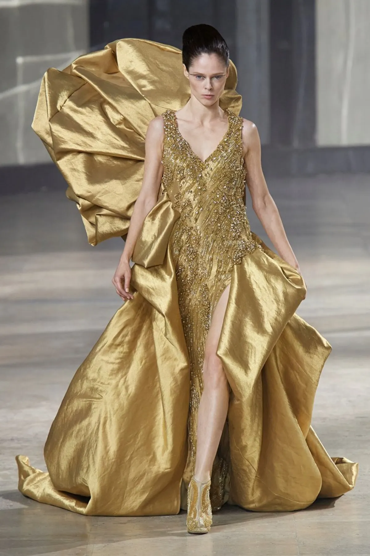 فساتين زفاف باللون الذهبي لعروس 2023 من غوراف غوبتا Gaurav Gupta