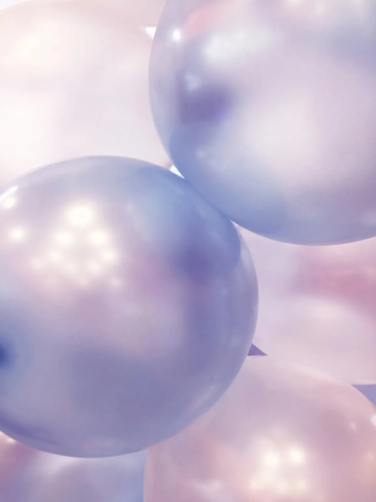 زوجان من البالونات البنفسجية
