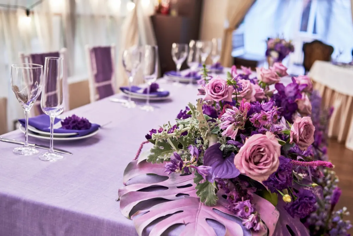 ديكور باللون البنفسجي في قاعة الحفل