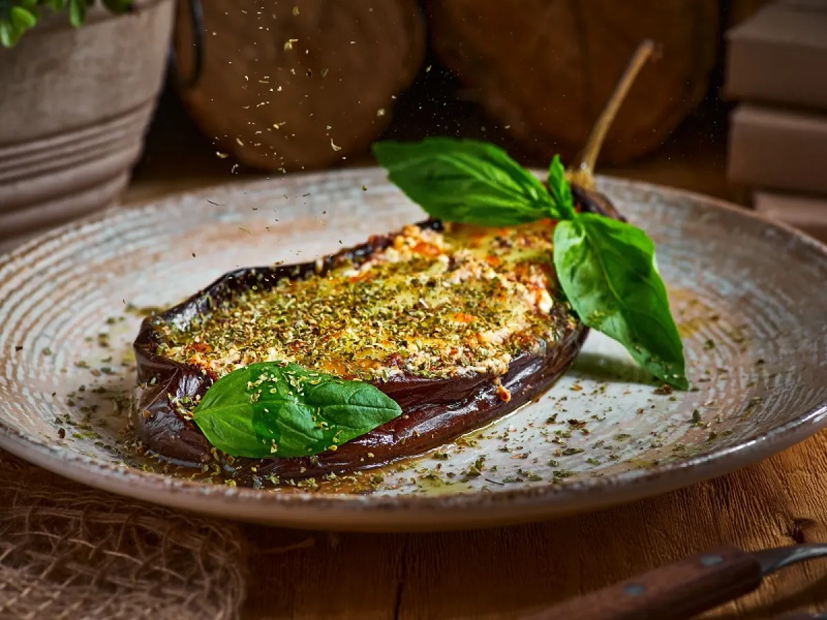 يحتوي الباذنجان على 90 % من الماء مما يجعله خيارًا رائعًا لمحاربة الحرارة والعطش وتجنب الحموضة (المصدر: Adobe.Stock)