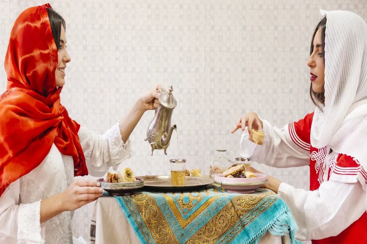 يساعد تناول التمر وشرب كمية كافية من السوائل على تجنب الإصابة بالحموضة في رمضان (المصدر: Freepik)