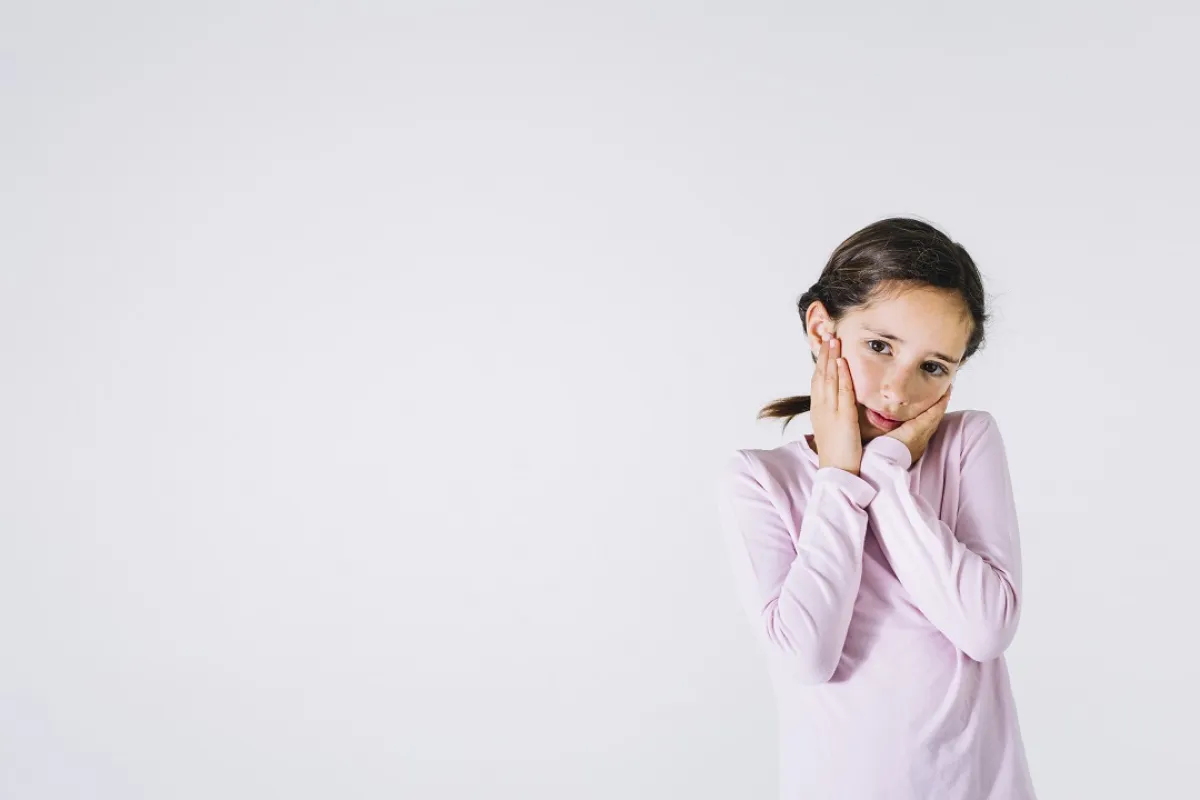 صورة لطفلة تعاني من ألم الأسنان