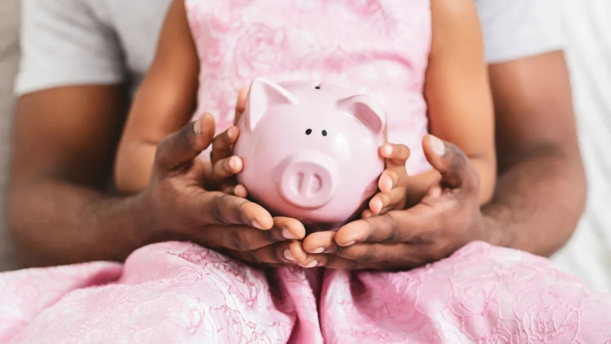 صورة تشير إلى تعليم الطفل الادخار