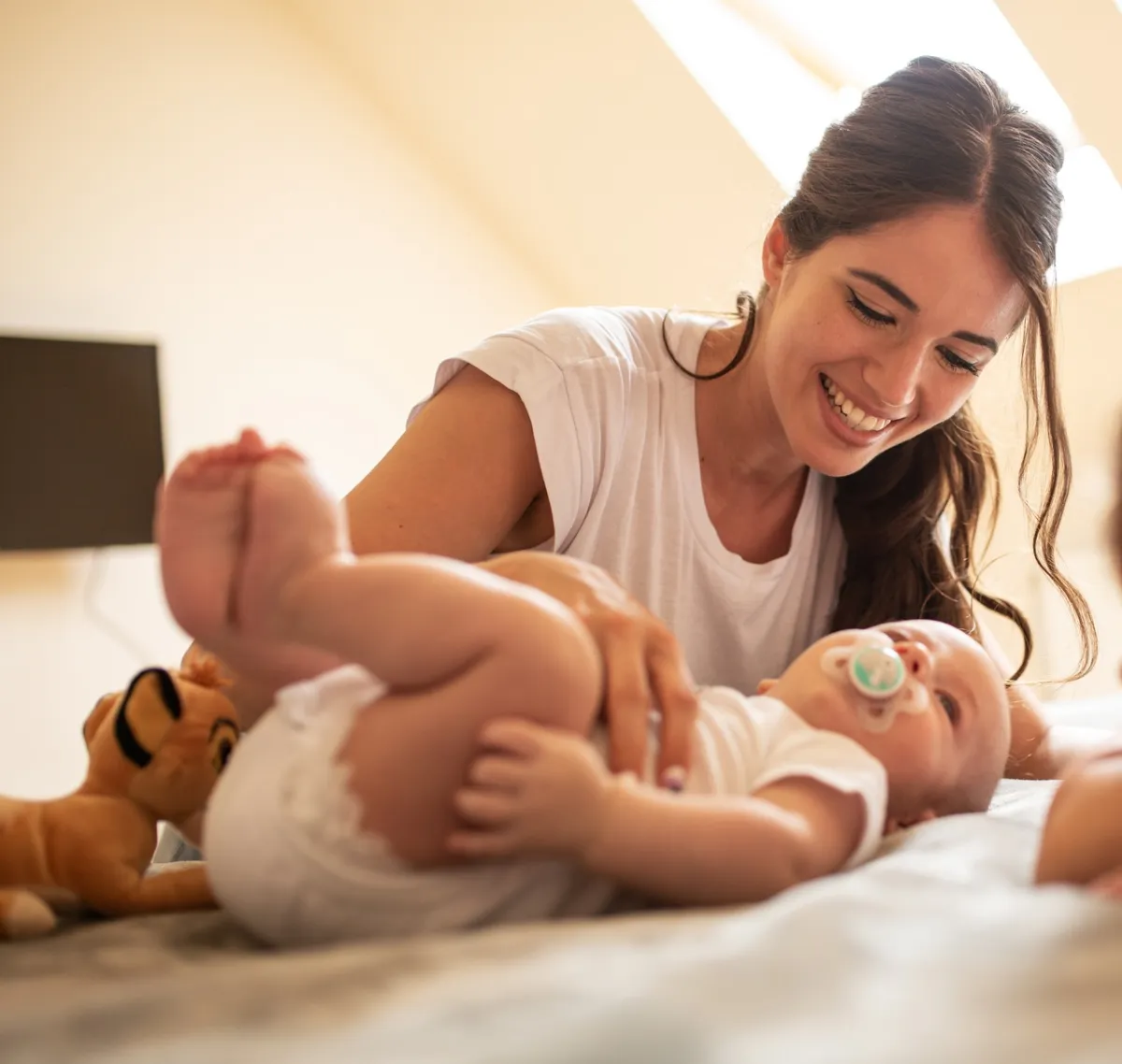 صورة لأم  مرحة وضحوكة مما ينعكس على الطفل