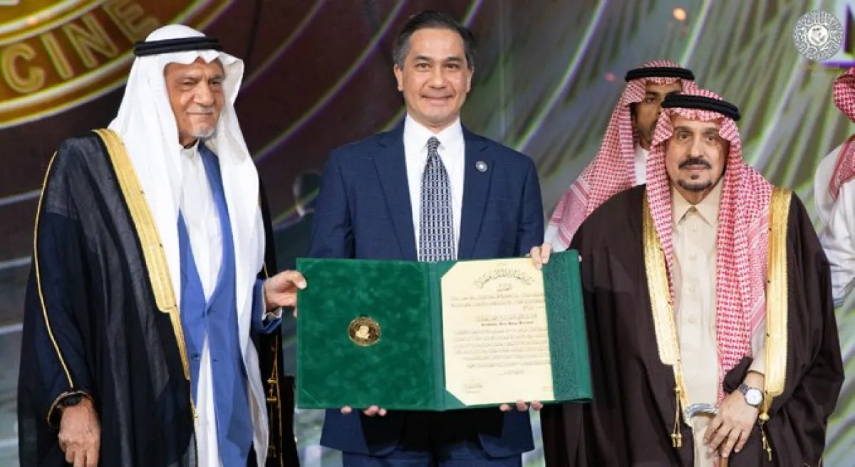  البروفيسور دان هون بوروك  يتسلم الجائزة. الصورة من الحساب الرسمي للجائزة على تويتر