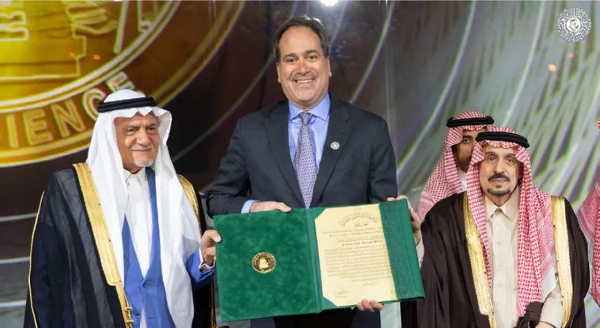  البروفيسور تشاد ألكساندر ميركن يتسلم الجائزة. الصورة من الحساب الرسمي للجائزة على تويتر