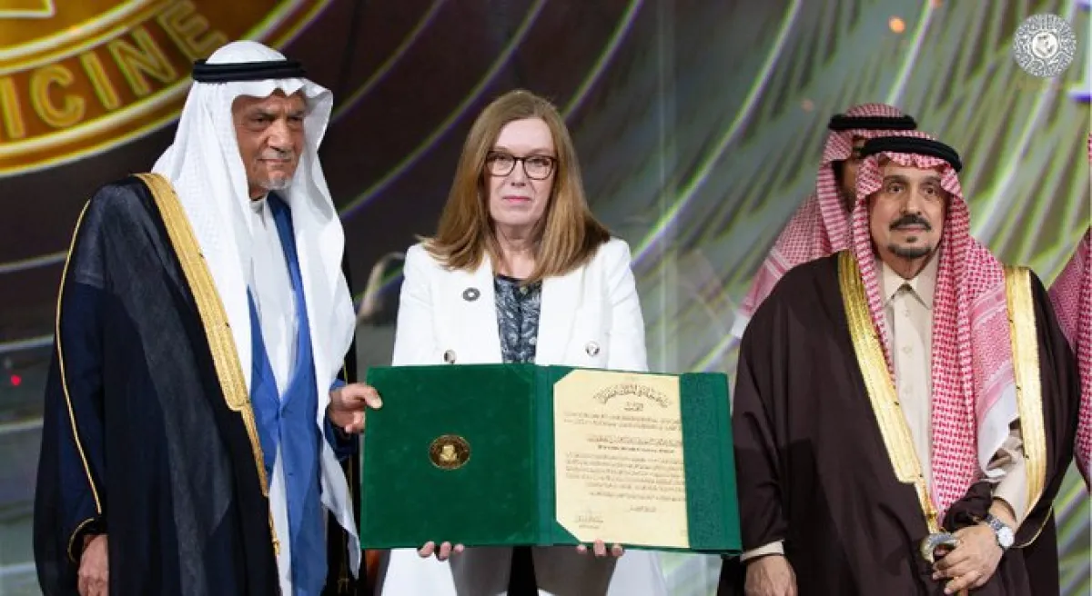 البروفيسورة سارة كاثرين غيلبيرت تتسلم الجائزة. الصورة من الحساب الرسمي للجائزة على تويتر