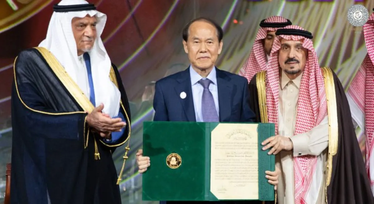 البروفيسور تشوي يونج كيل-حامد يتسلم الجائزة. الصورة من الحساب الرسمي للجائزة على تويتر