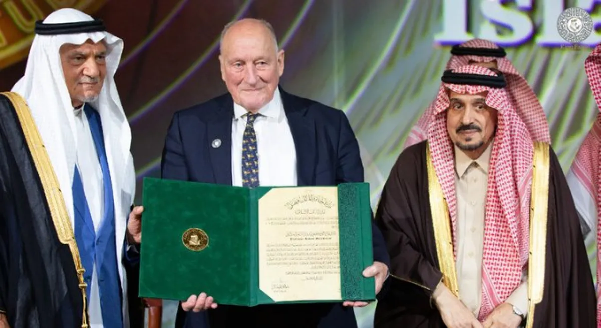 البروفيسور روبرت هيلينبراند يتسلم الجائزة. الصورة من الحساب الرسمي للجائزة على تويتر