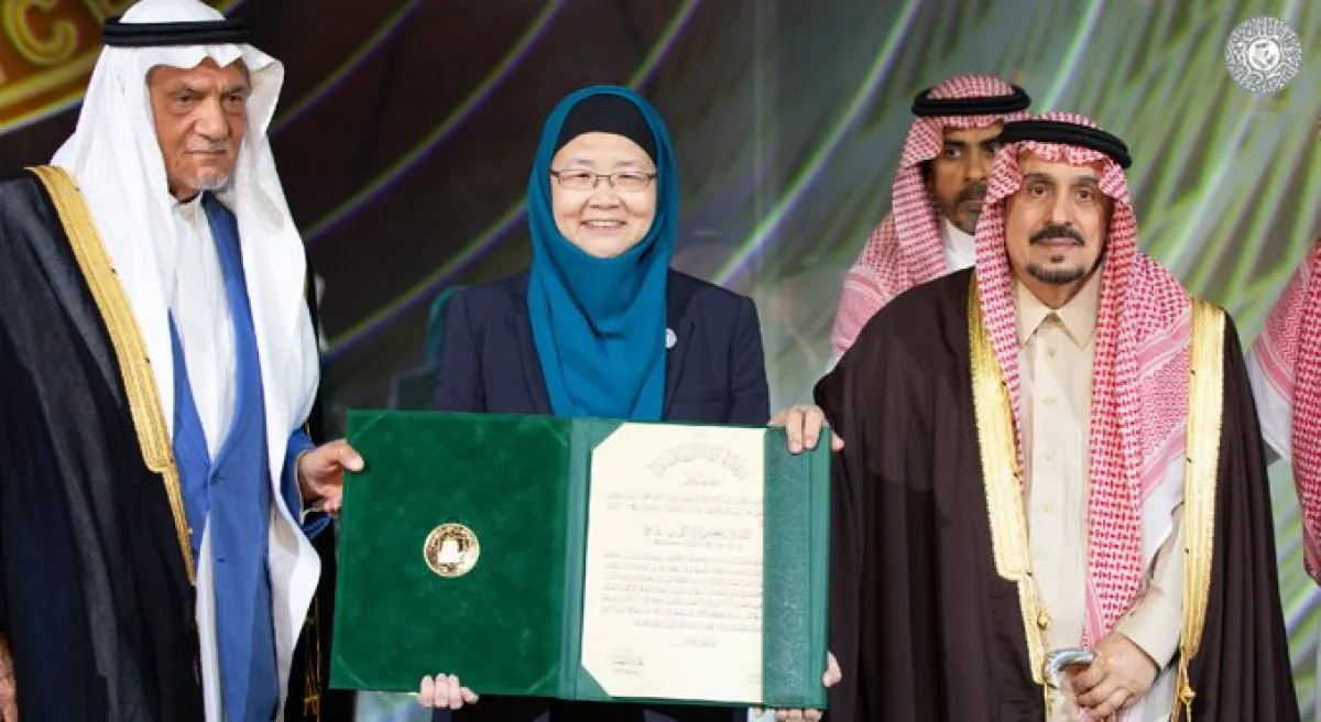 البروفيسورة جاكي يي-رو ينغ تتسلم الجائزة. الصورة من الحساب الرسمي للجائزة على تويتر