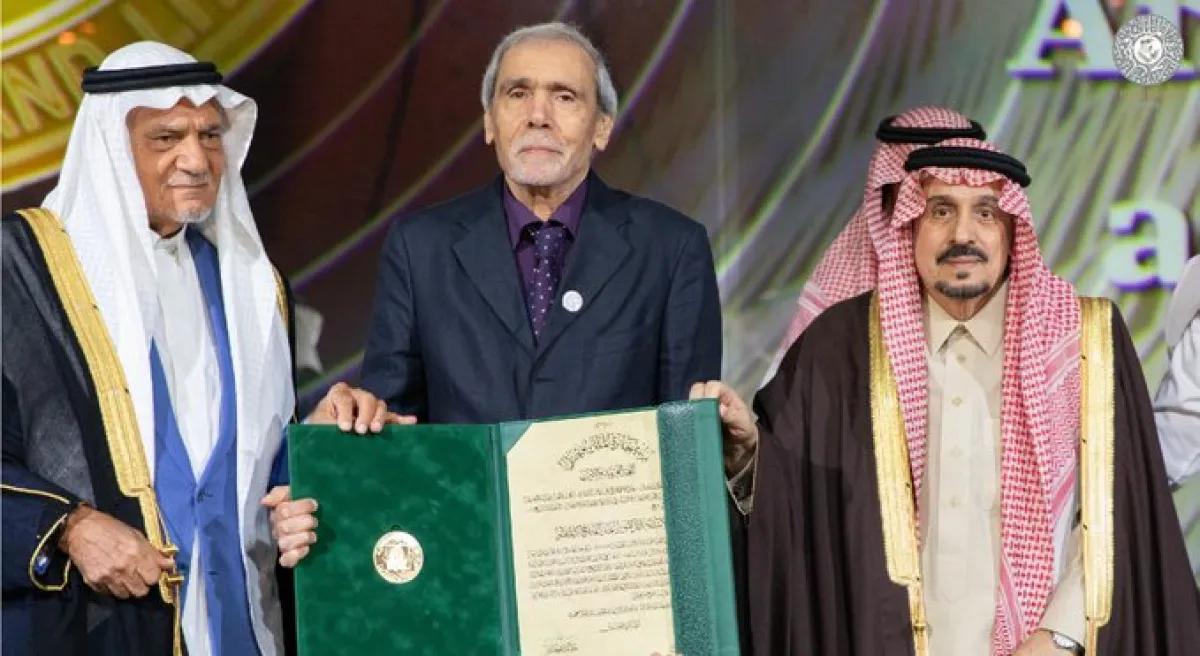 البروفيسور عبدالفتاح كيليطو يتسلم الجائزة. الصورة من الحساب الرسمي للجائزة على تويتر