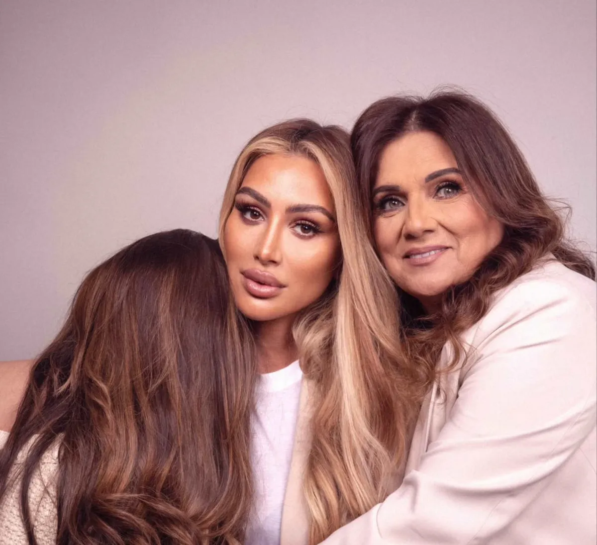 مايا دياب بأحدث صورة مع والدتها - الصورة من صفحة مايا دياب على الفيس بوك