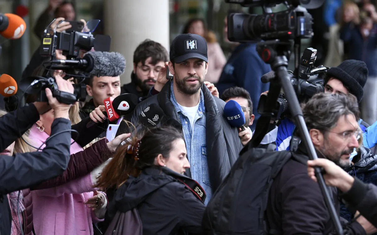 Gerard Pique (C) leaves the court in Barcelona on December 1, 2022, after he has attended the ratification of the separation demand with his ex wife Colombian singer Shakira (not pictured) and the agreement on the custody of their children. Josep LAGO / AFP