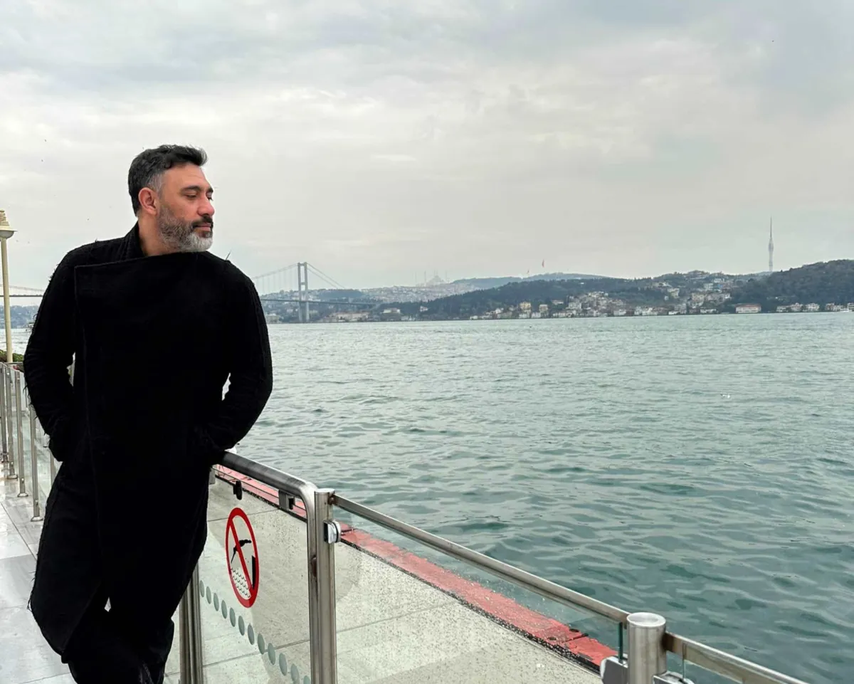 عمرو مصطفى - الصورة من صفحته الرسمية على الفيس بوك