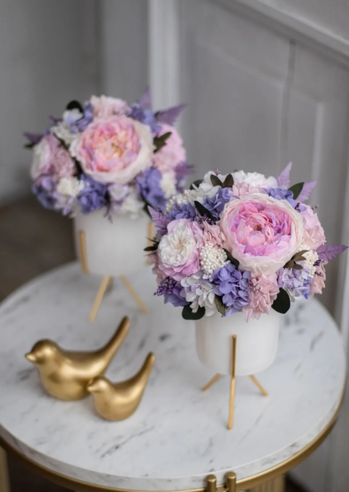 جانب من غرفة الجلوس التي تتزيّن، لمناسبة يوم الأم