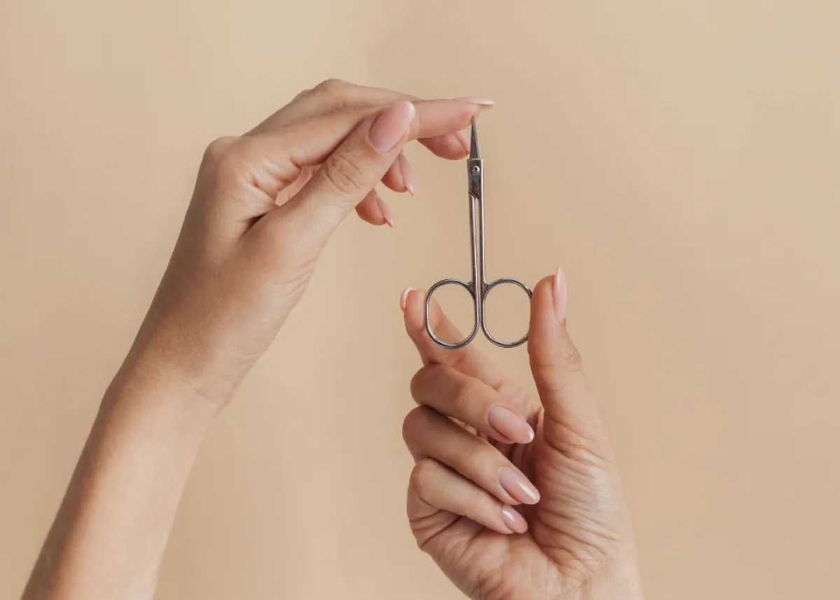 صورة لامرأة تحمل مقصاً