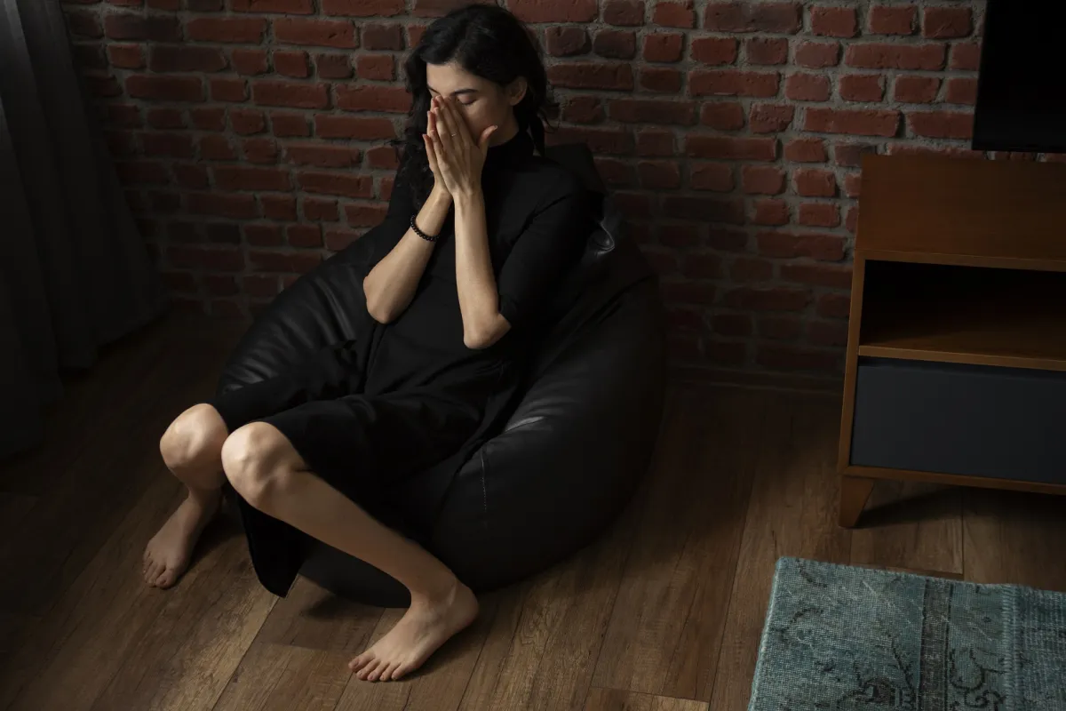 فتاة تشعر بالخوف الشديد والقلق نتيجة حلول الظلام الذي يزيد لديها أعراض رهاب نيكتوفيليا (المصدر: Freepik)