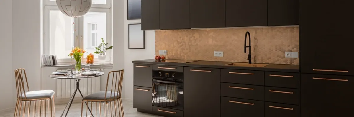 جانب من مطبخ "مودرن| ثري في المواد المستخدمة