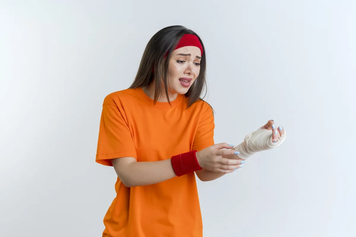 امرأة مُصابة بفوبيا الدم تشعر بالذعر من الفحوصات الطبية أو زيارة الطبيب أو رؤية الدم (المصدر: Freepik)