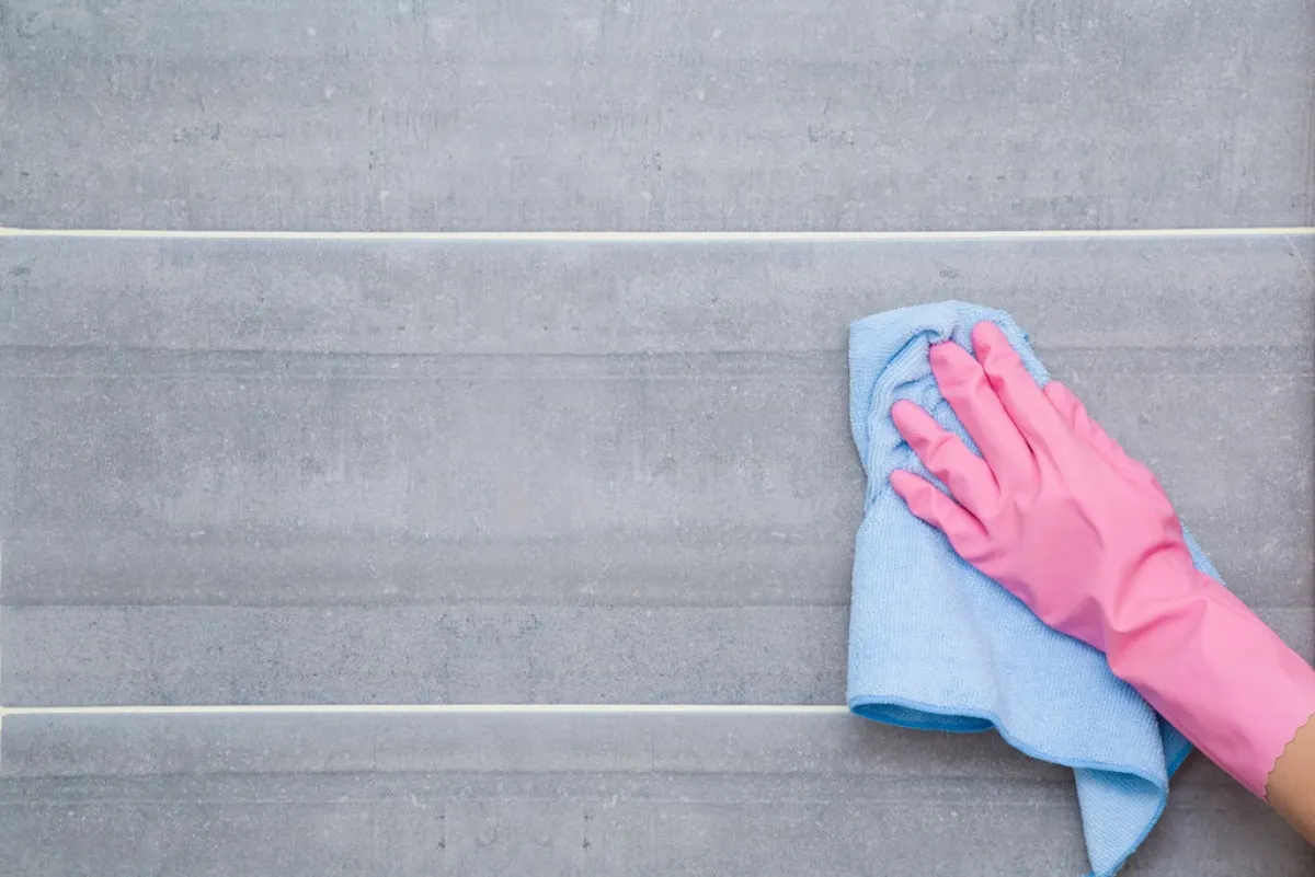 الخل الأبيض الممزوج بالماء الدافئ لتنظيف الأرضيات والأسطح السيراميك 