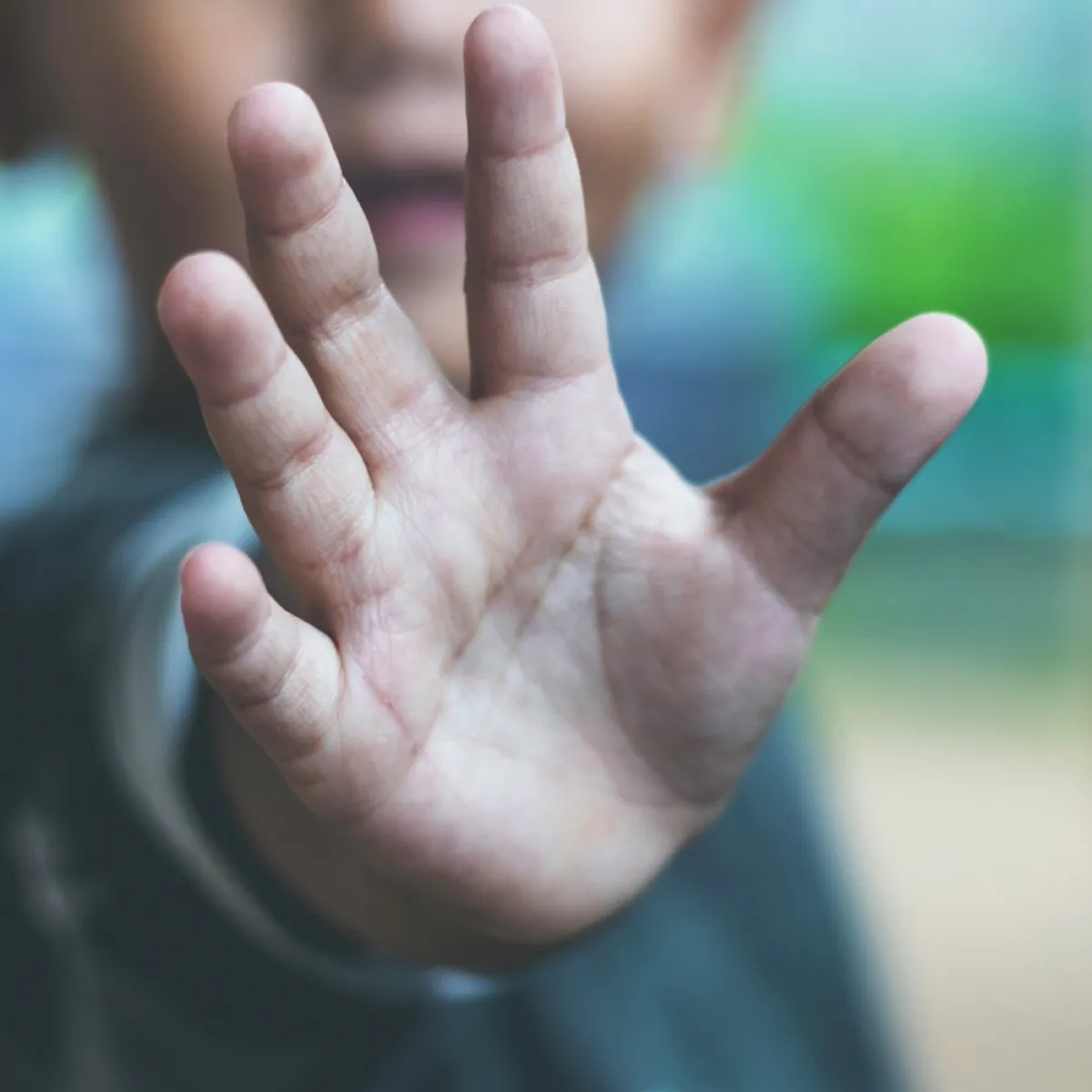 صورة  يد طفل رافضة 