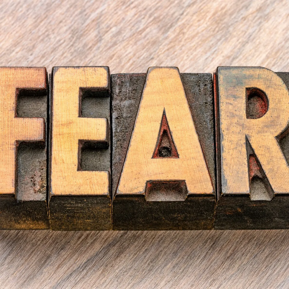 صورة لأحرف تعلن كلمة الخوف