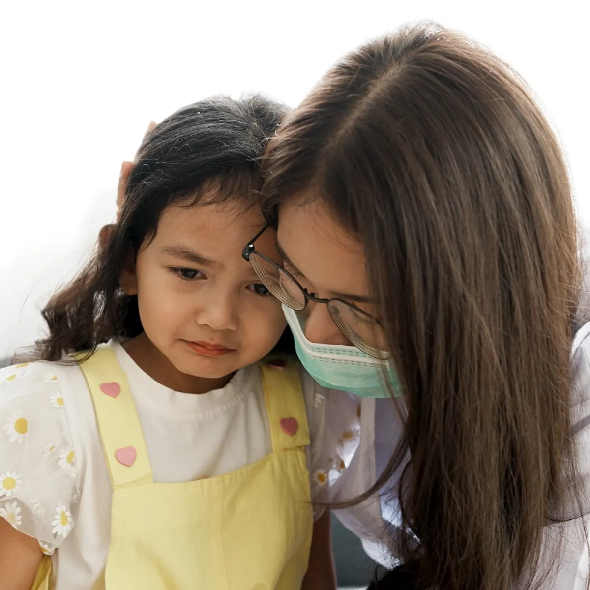 صورة لأم تتعاطف مع خوف طفلتها