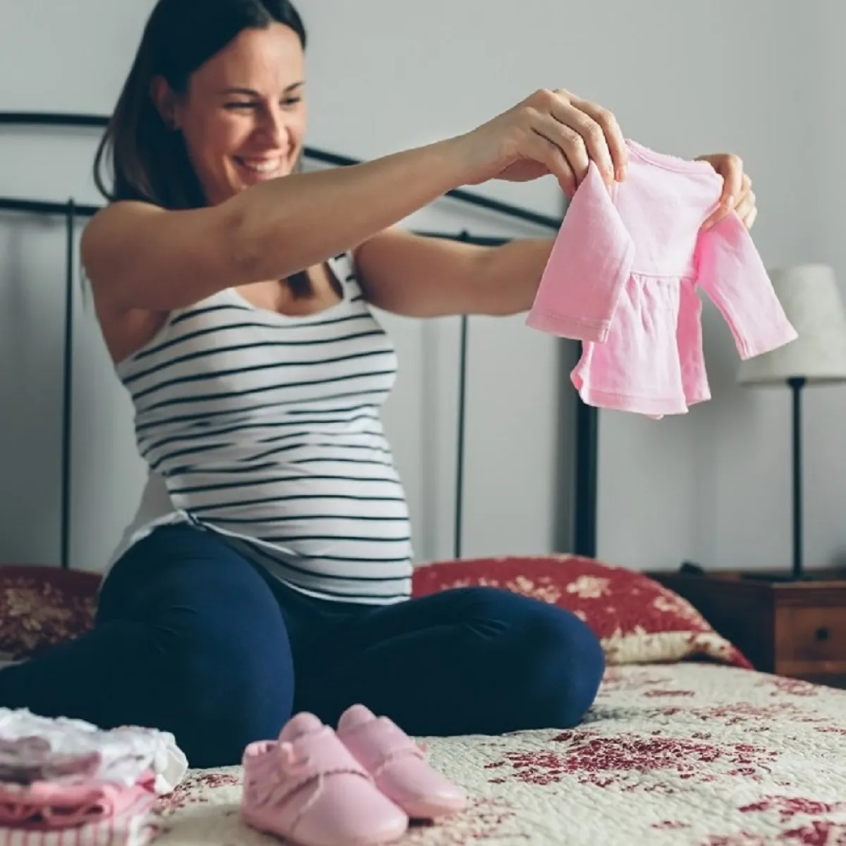 صورة لحامل تعد حقيبة الولادة