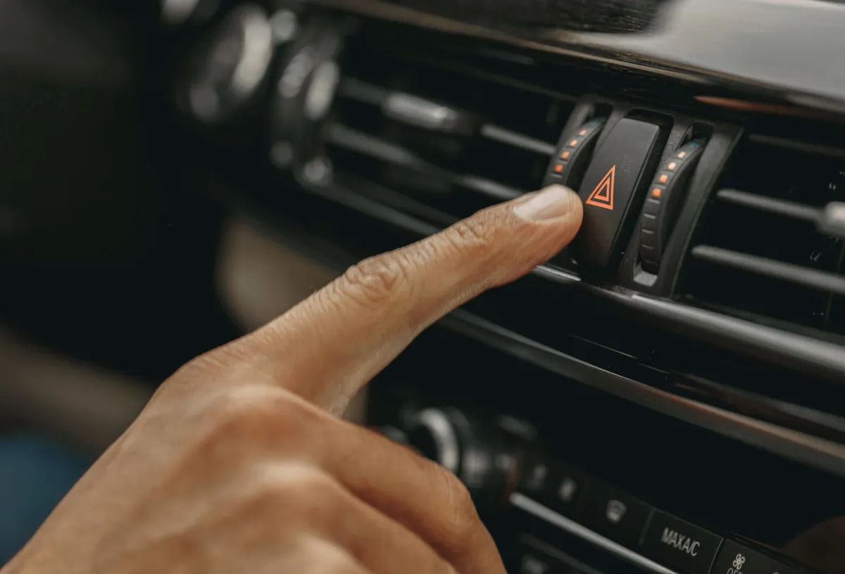 تشغيل الأضواء التحذيرية