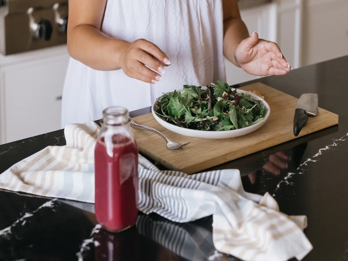 صورة لامرأة حامل تحضر الطعام