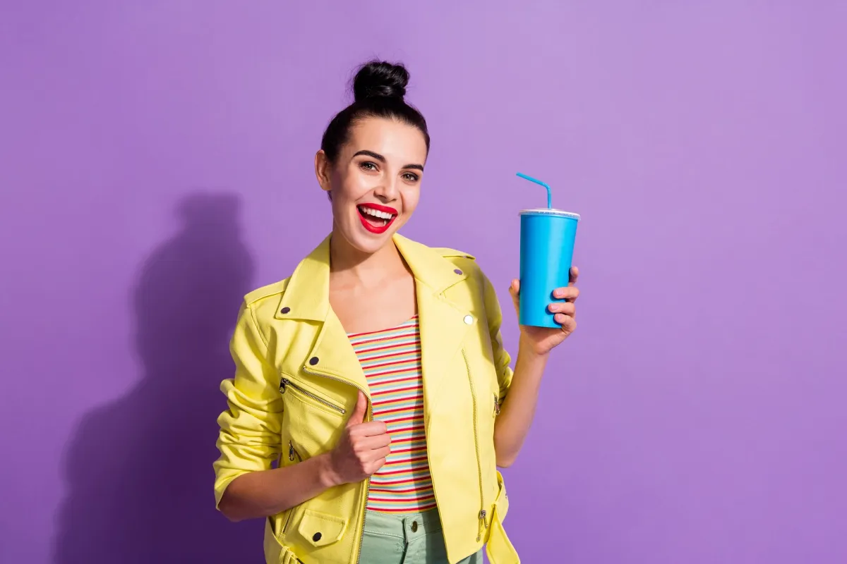 فتاة تشرب مخفوق مسحوق البروتين لخسارة الوزن والتنحيف (المصدر: Adobe.Stock)